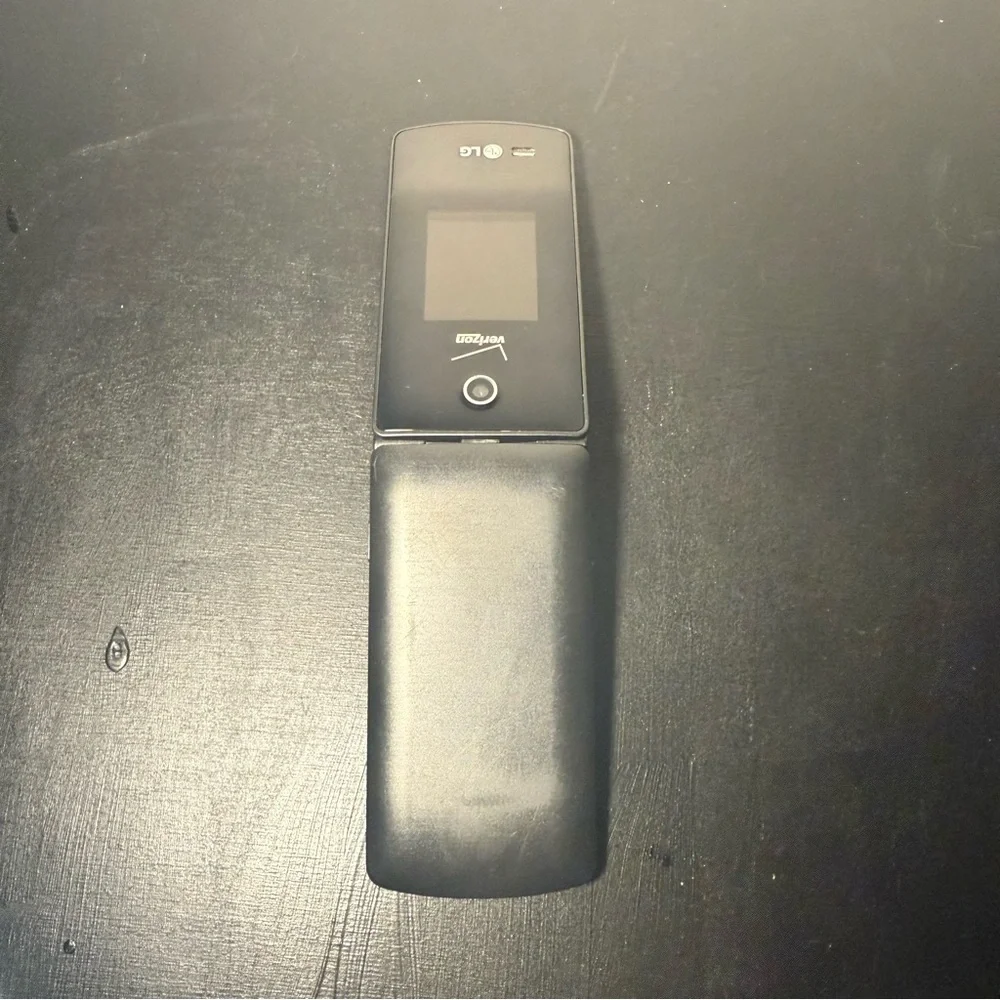 LG Classic Black Flip Phone - Verizon with charger